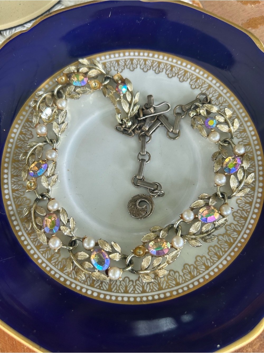 Vintage Lisner Gold Tone Leaf Choker Necklace w Aurora Borealis Crystals